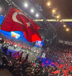 Mehmet Aslan Instagram - Cumhuriyetimizin 100.Yıl Gururu ve Partimizin 6.Kuruluş Yılı coşkusu, Ankara’da muhteşem bir buluşmayla gerçekleşti.
@iyiparti ‘yi tek başına Türk Milleti kurdu! 
@meralaksener liderliğinde ülkemizin ve milletimizin değerlerini korumaya devam edecek!
#MilliDuruşDemokratikYürüyüş
