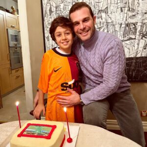Mehmet Aslan Instagram - Ali’m dün elime doğdu bugün 10 oldu…
İyi ki doğdun!🎂🎊🎈🎁🎉 
Allah bahtını açık etsin🧿
Seni çok seviyorum❤️
Her şeyimiz, tek aşkımız @galatasaray unutulmaz bir hediye verdi…
Başta Başkanımız, yönetim, Okan hocam, Yılmaz hocam, çok değerli @cenkergunofficial ve Ali’nin elinden tutup maça çıkan, idolü kaptanımız muslera olmak üzere, formamıza tek tek imza atan aslanlarımız tüm futbolcularımıza sonsuz teşekkür ederiz!🙏
🦁💛❤️