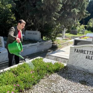 Mehmet Aslan Instagram - Sadece bayramlarda değil her gün sevdiğiniz insana sarılın, öpün, koklayın…
Anlık duygularınıza, kırgınlıklığınıza, kızgınlığınıza geçen zamana mahkum etmeyin!
Onun gelmesini beklemeyin, haklı olduğunuzu düşünseniz bile siz gidin ve elini tutun ona sarılın…
Ben babamla bir gün bile küs kalmadım. Çünkü o bensizliğe dayanamazdı…
Ben ise şimdi 19 yıldır onsuzluğa dayanmaya çalışıyorum…
Kabrinde çocuk gibi ağlıyorum!
Canlı nefesini boynunda hissederken öpmek, soğuk bir mermer taşını öpmekten çok daha kıymetli…
Bunu artık geriye dönüş vakti gelmeden anlamanız dileğiyle hepinize iyi bayramlar…

Benim Kral Babam, benim canım Babam... 
“Ben Babamı özledim... Ben seni çok özledim…
Sabah uyanip yanına koşmayı;
Göğsüne başımı koymayı özledim... Boynuna sarılmayı yanaklarını ellerini öpmeyi özledim...
Sırtına masaj yapmayı ayaklarını yıkamayı özledim... Telofonda sesini duyunca titreyerek babacım demeyi özledim... Gece yatmadan dualarımda seni özledim...
Maça giderken atkımı saklamayı özledim...
Baş başa sohbetlerimizi yemeklerimizi özledim...
Bana bakıp gülümsemeni özledim... Mehmet deyişini özledim...
Buram buram kokunu özledimm...
Futbol oynarken beni seyretmeni;
Beraber maç izlemeyi özledim...
Harçlık almayi özledim...
Okuduğun gazeteyi okumak için beklemeyi özledim...
Kapıdan çıkarken eğilip ayakkabılarını bağlamayı özledim...
Bana kızmani merhametini şevkatini özledim...
Tenini terini nefesini özledim...
Bana hayatı öğretmeni özledim...
Kralım, atam, canım BABAM senin toprağını yüzüme sürmeyi özledim...
Ruhun sad, mekanın cennet, bayramın mübarek olsun…
Ellerinden öperim… 
🦁🖤
