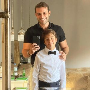 Mehmet Aslan Instagram - Gözümün bebeği, yüreğimin parçası,
Sen doğdun dünyam değişti, kucağıma aldığımda dünyalar benim olmuştu sanki dün gibi🥰 benim aslan Ali’m!
İyi ki doğdun🎂 ömrün kalbin kadar güzel olsun…
Seni seviyorum!❤️😇🧿🙏