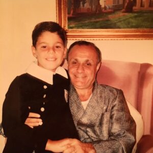Mehmet Aslan Instagram - “Babanın sevgisini koru; onu kesip atarsan Allah da senin mutluluk ışığını söndürür.” Hz.Muhammed (s.a.v)

Başta vatan uğruna Şehit olan ve ahirete göçmüş babalar olmak üzere tüm babaların #babalargünü kutlu olsun…

Bir babanın evladına bırakabileceği en güzel miras gururdur…

Seni çok özledim benim Kral Babam!👑🦁❤️

Mekanın cennet olsun… 🤲🏼