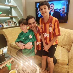 Mehmet Aslan Instagram - 41.🧿
🦁💛❤️

Her yıl bir yaprak düşse de hayat ağacımdan,
Sevgi ve umut dolu yeni filizler yeşerir kök saldığım topraktan…