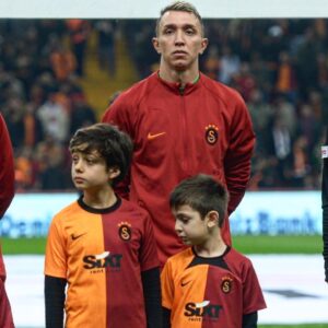 Mehmet Aslan Instagram - Ali’m dün elime doğdu bugün 10 oldu…
İyi ki doğdun!🎂🎊🎈🎁🎉 
Allah bahtını açık etsin🧿
Seni çok seviyorum❤️
Her şeyimiz, tek aşkımız @galatasaray unutulmaz bir hediye verdi…
Başta Başkanımız, yönetim, Okan hocam, Yılmaz hocam, çok değerli @cenkergunofficial ve Ali’nin elinden tutup maça çıkan, idolü kaptanımız muslera olmak üzere, formamıza tek tek imza atan aslanlarımız tüm futbolcularımıza sonsuz teşekkür ederiz!🙏
🦁💛❤️