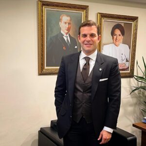 Mehmet Aslan Instagram - Başta Genel Başkanımız @meralaksener olmak üzere tüm @iyiparti kadroları gece gündüz çalışıyoruz! 
Siz hiç merak etmeyin, sağda solda konuşulanlara aldırış etmeyin. Her lafa inanıp canınızı sıkmayın. İçiniz rahat olsun.
Tüm hesabı kitabı her koşulu değerlendirerek yapıyoruz. Çünkü biliyoruz ki başka şansımız yok! Bunun bilincindeyiz…
Karşı tarafın da her hamlesini önceden biliyoruz. Tekrar söylüyorum hiç merak etmeyin ve bize destek olun!
Biz kazanacağız…
Türk Milleti kazanacak! 🤎