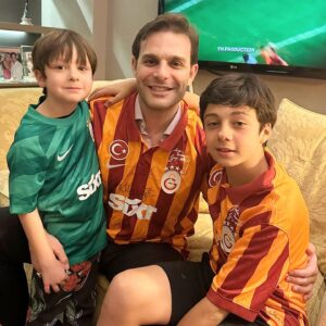 Mehmet Aslan Instagram - 41.🧿
🦁💛❤️

Her yıl bir yaprak düşse de hayat ağacımdan,
Sevgi ve umut dolu yeni filizler yeşerir kök saldığım topraktan…