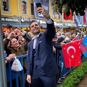 Mehmet Aslan Instagram - İYİ’lik kazanacak!☀️
Sevgi dolu bir gelecek bizi bekliyor🫶 
Sana söz yine baharlar gelecek🌺🥰