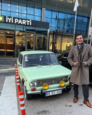 Mehmet Aslan Instagram - Hiç eskimeyen şarkılar gibi…
Mazideki anılar yaşatır bizi…
🧿❤️