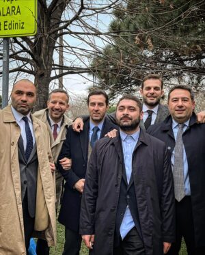 Mehmet Aslan Instagram - Bak “İYİ”ler var…
Gözleri yıldız gibi, kaşları hilal
Sanki Mustafa Kemal Bizim Çocuklar…