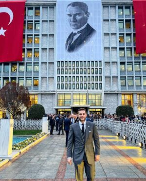 Mehmet Aslan Instagram - Bak “İYİ”ler var…
Gözleri yıldız gibi, kaşları hilal
Sanki Mustafa Kemal Bizim Çocuklar…