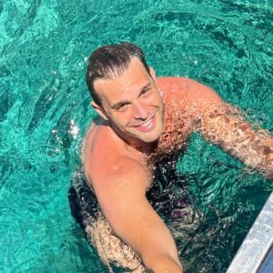 Mehmet Aslan Instagram - Öyle bir denize girdim ki yumuşaklığı sardı tenimi kadife gibi…
Derdi kederi aldı benden,
Huzur verdi…
Kulaç attıkça derinliği mutlu etti,
Süzüldükçe sırt üstü özgür hissettirdi beni,
Duruluğuna tutuldum…
Dalgalarına vuruldum…
🦁🩵 🧿