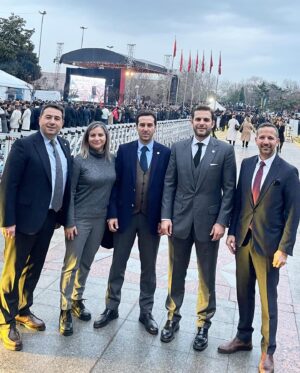 Mehmet Aslan Instagram - Bak “İYİ”ler var…
Gözleri yıldız gibi, kaşları hilal
Sanki Mustafa Kemal Bizim Çocuklar…