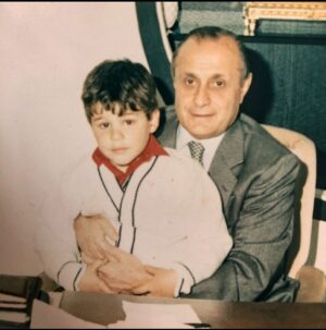 Mehmet Aslan Instagram - Sadece bayramlarda değil her gün sevdiğiniz insana sarılın, öpün, koklayın…
Anlık duygularınıza, kırgınlıklığınıza, kızgınlığınıza geçen zamana mahkum etmeyin!
Onun gelmesini beklemeyin, haklı olduğunuzu düşünseniz bile siz gidin ve elini tutun ona sarılın…
Ben babamla bir gün bile küs kalmadım. Çünkü o bensizliğe dayanamazdı…
Ben ise şimdi 19 yıldır onsuzluğa dayanmaya çalışıyorum…
Kabrinde çocuk gibi ağlıyorum!
Canlı nefesini boynunda hissederken öpmek, soğuk bir mermer taşını öpmekten çok daha kıymetli…
Bunu artık geriye dönüş vakti gelmeden anlamanız dileğiyle hepinize iyi bayramlar…

Benim Kral Babam, benim canım Babam... 
“Ben Babamı özledim... Ben seni çok özledim…
Sabah uyanip yanına koşmayı;
Göğsüne başımı koymayı özledim... Boynuna sarılmayı yanaklarını ellerini öpmeyi özledim...
Sırtına masaj yapmayı ayaklarını yıkamayı özledim... Telofonda sesini duyunca titreyerek babacım demeyi özledim... Gece yatmadan dualarımda seni özledim...
Maça giderken atkımı saklamayı özledim...
Baş başa sohbetlerimizi yemeklerimizi özledim...
Bana bakıp gülümsemeni özledim... Mehmet deyişini özledim...
Buram buram kokunu özledimm...
Futbol oynarken beni seyretmeni;
Beraber maç izlemeyi özledim...
Harçlık almayi özledim...
Okuduğun gazeteyi okumak için beklemeyi özledim...
Kapıdan çıkarken eğilip ayakkabılarını bağlamayı özledim...
Bana kızmani merhametini şevkatini özledim...
Tenini terini nefesini özledim...
Bana hayatı öğretmeni özledim...
Kralım, atam, canım BABAM senin toprağını yüzüme sürmeyi özledim...
Ruhun sad, mekanın cennet, bayramın mübarek olsun…
Ellerinden öperim… 
🦁🖤