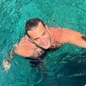 Mehmet Aslan Instagram - Öyle bir denize girdim ki yumuşaklığı sardı tenimi kadife gibi…
Derdi kederi aldı benden,
Huzur verdi…
Kulaç attıkça derinliği mutlu etti,
Süzüldükçe sırt üstü özgür hissettirdi beni,
Duruluğuna tutuldum…
Dalgalarına vuruldum…
🦁🩵 🧿