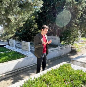 Mehmet Aslan Instagram - Sadece bayramlarda değil her gün sevdiğiniz insana sarılın, öpün, koklayın…
Anlık duygularınıza, kırgınlıklığınıza, kızgınlığınıza geçen zamana mahkum etmeyin!
Onun gelmesini beklemeyin, haklı olduğunuzu düşünseniz bile siz gidin ve elini tutun ona sarılın…
Ben babamla bir gün bile küs kalmadım. Çünkü o bensizliğe dayanamazdı…
Ben ise şimdi 19 yıldır onsuzluğa dayanmaya çalışıyorum…
Kabrinde çocuk gibi ağlıyorum!
Canlı nefesini boynunda hissederken öpmek, soğuk bir mermer taşını öpmekten çok daha kıymetli…
Bunu artık geriye dönüş vakti gelmeden anlamanız dileğiyle hepinize iyi bayramlar…

Benim Kral Babam, benim canım Babam... 
“Ben Babamı özledim... Ben seni çok özledim…
Sabah uyanip yanına koşmayı;
Göğsüne başımı koymayı özledim... Boynuna sarılmayı yanaklarını ellerini öpmeyi özledim...
Sırtına masaj yapmayı ayaklarını yıkamayı özledim... Telofonda sesini duyunca titreyerek babacım demeyi özledim... Gece yatmadan dualarımda seni özledim...
Maça giderken atkımı saklamayı özledim...
Baş başa sohbetlerimizi yemeklerimizi özledim...
Bana bakıp gülümsemeni özledim... Mehmet deyişini özledim...
Buram buram kokunu özledimm...
Futbol oynarken beni seyretmeni;
Beraber maç izlemeyi özledim...
Harçlık almayi özledim...
Okuduğun gazeteyi okumak için beklemeyi özledim...
Kapıdan çıkarken eğilip ayakkabılarını bağlamayı özledim...
Bana kızmani merhametini şevkatini özledim...
Tenini terini nefesini özledim...
Bana hayatı öğretmeni özledim...
Kralım, atam, canım BABAM senin toprağını yüzüme sürmeyi özledim...
Ruhun sad, mekanın cennet, bayramın mübarek olsun…
Ellerinden öperim… 
🦁🖤