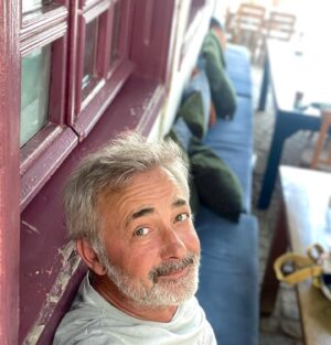 Mehmet Aslantuğ Instagram - KAPTANIN SEYİR DEFTERİ

Her kalp 
Bi ada aslında
Ne çok şey söyler
Çarpıntısı da 
Çırpıntısı da
Ve ne çok şey 
Varması da
Ayrılması da
Di mi
Bozcaada
