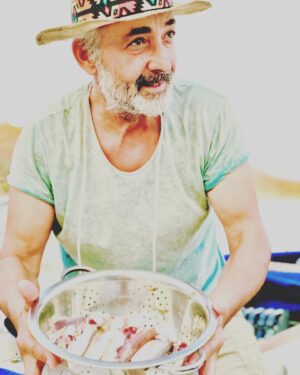 Mehmet Aslantuğ Instagram - KAPTANIN SEYİR DEFTERİ / 

Ah be memleket💙

Sen daha iyi ol diye,
işin de / aşkın da 
bize küsme ihtimaline dönüp bakamadık bile… Ve daha niceleriyle; 
sınandık, dertlendik, hüzünlendik !

Senin için çok daha büyük bedeller ödemiş, acılarla sınanmış tüm hatıralara saygıyla, minnetle🌺