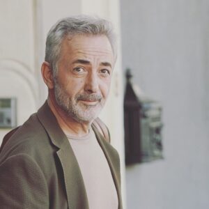 Mehmet Aslantuğ Instagram - KAPTANIN SEYİR DEFTERİ / 

Sual olunmaz hikmetinden
Amma 
Değişir hakikatin rengi 
Seslenen başkadır
Süslenen başka