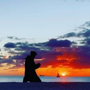 Mehmet Aslantuğ Instagram - KAPTANIN SEYİR DEFTERİ / 
Öyleyse “Şerefe” dedim; “Ne halin varsa gör”, dedi🧐