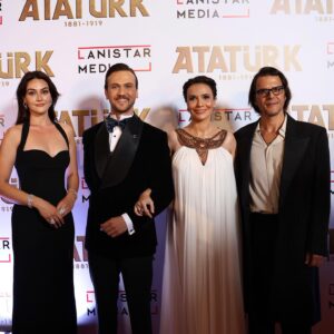 Mehmet Günsür Instagram - Böyle özel bir projede, böyle özel insanlarla çalışmak…ne büyük bir onur. Sonsuza kadar müteşekkirim. *** What an honor it is to work with such special people on such a special project. I am forever grateful. #Atatürk