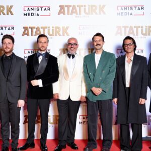 Mehmet Günsür Instagram - Böyle özel bir projede, böyle özel insanlarla çalışmak…ne büyük bir onur. Sonsuza kadar müteşekkirim. *** What an honor it is to work with such special people on such a special project. I am forever grateful. #Atatürk