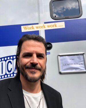 Mehmet Günsür Instagram - Another day in the office...
#onset #newproject