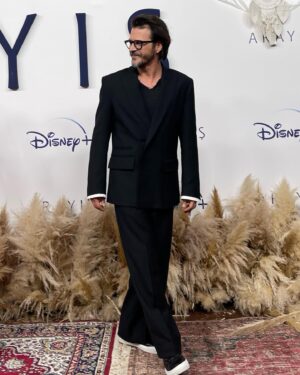 Mehmet Günsür Instagram - About Yesterday…🎈#Search premier. (June 14th on @disneyplus ) . Great Night, @disneyplustr . Big Thank you ! Perfect team as usual @idiletisim @pinarcura @aysdrkn @aysebarim , Stylin: @parlaquestyling , Hair/Makeup : @sekilhane , Great Turkish Designer: @slnakyz