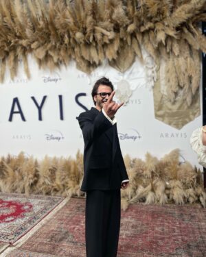Mehmet Günsür Instagram - About Yesterday…🎈#Search premier. (June 14th on @disneyplus ) . Great Night, @disneyplustr . Big Thank you ! Perfect team as usual @idiletisim @pinarcura @aysdrkn @aysebarim , Stylin: @parlaquestyling , Hair/Makeup : @sekilhane , Great Turkish Designer: @slnakyz