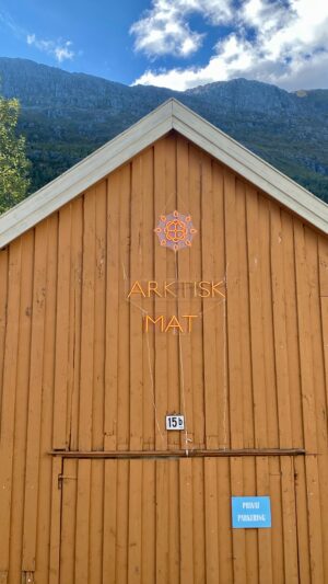 Mehmet Gürs Instagram - @arktiskmat thank you for such an inspiring event! 
Two weeks ago @ceminers and I went up to Mosjøen in northern Norway to talk @prototipraki and Origins at the 10 year anniversary of @arktiskmat. 

We met such a great group of wonderful fellow humans. A breath of fresh air, both conference and nature wise…
Thank you for inviting us and making it happen 😊🔥✌️

@roddiesloan 
@benmervis 
@jasonrichardball 
@per_theodor 
@marianneivikgarden 
@christophersjuve 
@espenolsenreines
