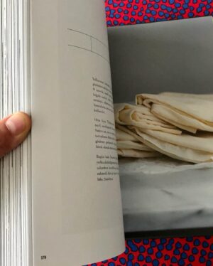 Mehmet Gürs Instagram - Şahane bir kitap çıktı! #içindekiler2 gerçekten çok iyi bir yemek kitabı. Özgün tarifler ve süper fikirler. @ceminers ve @begyaramanci elinize sağlık💪Artık satışta... buralarda bulabilirsiniz. 🎄 🎁 
@minoabooksandcoffee @patikakitabevi @fuudyapp @ekbicyeic @msaistanbul @evplus_nisantasi @dr_dunyasi ve @amazon.tr