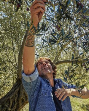 Mehmet Gürs Instagram - Dass wir hier in Deutschland viel von türkischer Esskultur lernen können (und müssen), braucht man inzwischen wirklich nicht mehr zu erklären. 
Deshalb haben wir zum @eat_berlin_festival mal wieder eine absolute Ikone der türkischen Lokal- und Produktküche eingeladen: @gursmehmet kommt zu uns, zusammen mit der fantastischen @ceminers. Anatolische Küche, wie du sie noch nie erlebt hast. Link in Bio.

—

You know by now that we as Germans have a thing or two to learn from Turkish food culture - so for @eat_berlin_festival, once again we invited @gursmehmet, an absolute icon of Turkish local and produce oriented cuisine. He’s bringing the fantastic @ceminers too! A feast of Anatolian cuisine like you have never seen before. A few spots left, book now!! Link in bio.