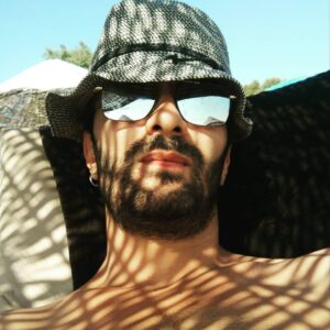 Mehmet Korhan Fırat Instagram - üşüyoruz! #tbt