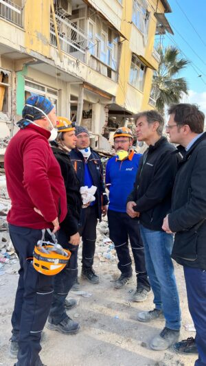 Mehmet Oz Instagram - My heart goes out to the people of Morocco who are suffering as a result of the recent devastating earthquake. I have been to Morocco, it’s a beautiful community. After the earthquake in Turkey, I saw with my own eyes how the global community can come together to aid in the relief efforts, and I’m heartened to see the same thing happening there. Together, we will recover.
