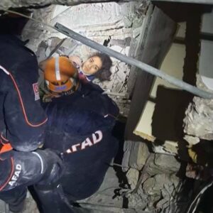 Mehmet Oz Instagram - Rescue workers have spent the days since the earthquake digging through the rubble to find those trapped beneath. This group of heroes are seen retrieving a woman from 3 stories below the surface of a collapsed building. Frontline workers are scarred by hearing the voices of those waiting to be rescued—while many are saved, not all can be pulled out in time. Most involved, including the frontline workers, will need ongoing healthcare for a long time.