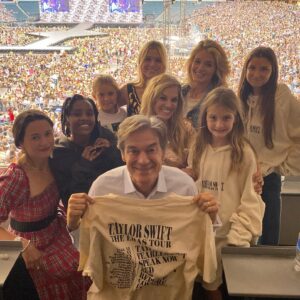 Mehmet Oz Instagram - Watching my granddaughter Philo and her cousins dancing all night with the rest of Philadelphia at the @taylorswift concert was a thrill! File this one under Grandpa Duties — and I’m grateful to have them!