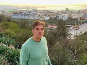 Mehmet Oz Instagram - I have traveled to the site of the earthquake in Turkey to meet with volunteers, first responders, and hospitals to help identify key needs on the ground as they evolve. Here in the port city of Iskenderun on the Mediterranean, there are ships equipped to be hospitals that are taking care of the injured.