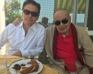 Mehmet Oz Instagram - Counting to make sure the whole family’s here! Being a father and grandfather has been one of the greatest joys of my life. I had brilliant role models in two superb surgeons and human beings - my father and father in law. Congrats to all the fathers being celebrated today… and to our mentors.
