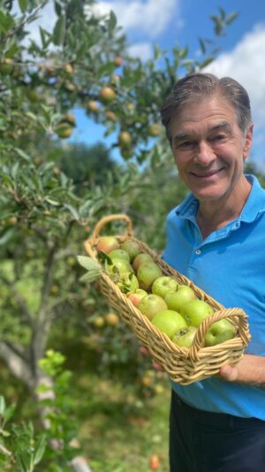 Mehmet Oz Instagram - It’s apple season!🍎🍏 Apples taste great and have so many benefits for your health — and don’t forget to eat the skin!