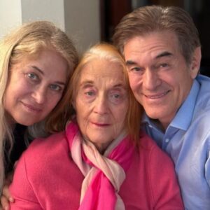Mehmet Oz Instagram - Visiting with my mom and my sister this week in Turkey. My mom’s kiss is special and her beautiful eyes have always spoken volumes, which is especially helpful as Alzheimer’s continues to impact her speech. Thanks to all the family caregivers, like my sister Seval, for the many sacrifices they make to care for our loved ones.