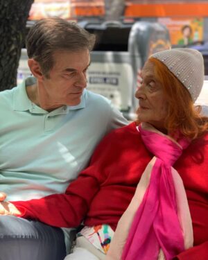 Mehmet Oz Instagram - I was recently able to visit with my mom, who is suffering from Alzheimer’s Disease, like many of our aging parents. Mom remains on a strict diet excluding simple carbs, exercises by taking daily walks, and takes brain-supporting supplements, like multivitamins. I know that even with these interventions, Mom will stop recognizing me eventually, so every moment counts until then. In the meantime, our family is doing everything we can to extend her healthy years — physically and cognitively. When it comes to finding the best quality, trustworthy supplements worldwide, I rely on @iherb. Learn more about iHerb at the link in my bio.