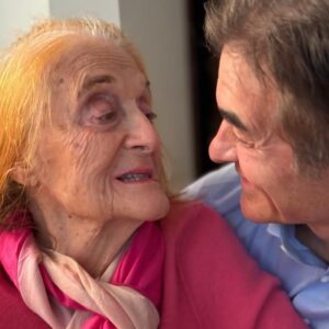 Mehmet Oz Instagram - Visiting with my mom and my sister this week in Turkey. My mom’s kiss is special and her beautiful eyes have always spoken volumes, which is especially helpful as Alzheimer’s continues to impact her speech. Thanks to all the family caregivers, like my sister Seval, for the many sacrifices they make to care for our loved ones.