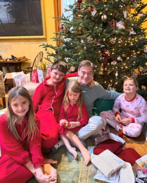 Mehmet Oz Instagram - Grateful for these moments as a grandfather. Hope all who celebrate had a very Merry Christmas!🎄