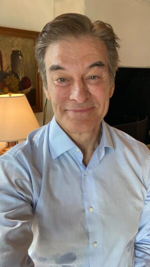 Mehmet Oz Instagram - This Valentine’s Day, and every day, I’m so grateful for @lisaoz! But celebrating love in our lives doesn’t have to just be about romantic relationships. I encourage you to use the day as an excuse to strengthen all kinds of caring connections in your life. Reach out to family and friends, especially those who are a bit older, and share the love!💞