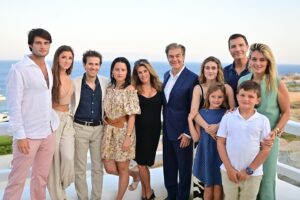 Mehmet Oz Instagram - Happy Birthday, @lisaoz!🎉 Birthdays remind us of the light that we all bring to the world. Lisa is a supernova🌟 Let me start with the large family she has nourished with love and wisdom. My love, you make me better and happier every day. I adore you more with every passing moment together.