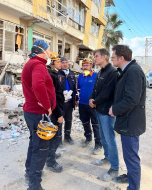 Mehmet Oz Instagram - Rescue workers have spent the days since the earthquake digging through the rubble to find those trapped beneath. This group of heroes are seen retrieving a woman from 3 stories below the surface of a collapsed building. Frontline workers are scarred by hearing the voices of those waiting to be rescued—while many are saved, not all can be pulled out in time. Most involved, including the frontline workers, will need ongoing healthcare for a long time.