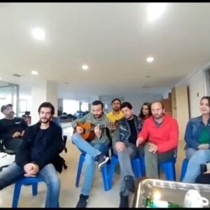 Mehmet Özgür Instagram - Hep birlikte şarkı söyleyebiliyorsak, sevdamızdandır...❤️#türkiye #turkey #aşt #antalya  #tiyatro #theatre #şehir #city