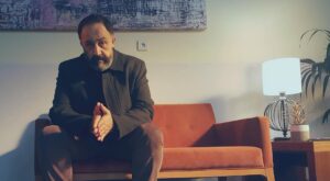 Mehmet Özgür Instagram - Sen bir taraf,
Sen sol taraf,
Sendeki kalbe,
Paha biçemez,
Bendeki sarraf,
Ben bir taraf,
Ben aşka taraf,
Bendeki kalbe mey akıtmaz,  sendeki karaf,  Zira adımız aşk,yolumuz #Araf...M.Özgür... photoby: @mehmetkadihan1