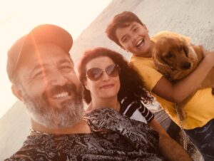 Mehmet Özgür Instagram - Bugün yeryüzünde aşkın, sevdanın, iyiliğin, yardıma koşmanın, mücadelenin, yoklukta mutlu olabilmenin,varlıkta paylaşabilmenin, acılara dayanabilmenin, omuz omuza  yürüyebilmenin, mütevaziliğin, ablalığın, kardeşliğin, kol kanat germenin, sabrın ve selametin, dirayet ile metanetin, aklın, gönül güzelliğinin doğum günü, bütün bu hikmetleri kocaman yüreğine sığdıran, oğlumun kahraman Annesinin,benim güzel, güzel olduğu kadar da mert,rüzgarı sert kadınımın doğum günü,sen hep böyle aramızda ol,çekip çevir bizi engin sevginle ve bizde koruyup gözetelim seni bir ömür,kötüden, kötü sözden, kem gözlerden...
iyi ki doğdun can yoldaşım,sırdaşım,büyük aşkım @sfnzozgur ❤️ #today #is #my #wife #birthday #love #my #son #and #my #life #is #beautiful @basararhan2008 @ozguraile