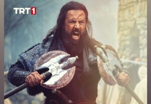 Mehmet Özgür Instagram - VEDA GÜNÜ…
 Ebu Ali Kıvamuddin Hasan bin Ali bin İshak et-Tûsî yani kısaca Nizâmülmülk olarak başlayan serüvenim, daha evvelinde tamamlanmış olsa da veda için hikayenin tamama  ermesi ile nihayet buldu,çok şükür bin şükür♥️ Siyasetnamenin babası,tarihin yıkılmaz kalesi umarım şanına yakışmıştır gayretimiz,
emeğimiz,senden çok şey öğrendim,çok imtina gösterdim sana yakışanı oynamak için,çok ter döktüm,çok sabır gösterdim, bir kusurumuz olmuş ise hakkını helal et…
 Öncelikle gösterdikleri sabır ve fedakarlık için yol arkadaşım canım eşim @sfnzozgur ve canım oğlum @arhan.ozgur0 teşekkür ediyorum,siz olmadan asla♥️
 Menajerden öte kardeşlerim yoldaşlarım @caglalistt ve @kirazinannesi iyi ki varsınız aklınızdan kalbinizden öpüyorum🤍yolumuz güzelliklere çıksın hep.
 kamera önünde ve arkasındaki tüm sanat emekçilerine,havasına suyuna, taşına toprağına,çamuruna,hamuruna,
sımsıkı sarılana,geçerken uğrayana,kesenlere küsenlere,boyayıp dökenlere,biçip dikenlere,çekenlere çakanlara,mütevazılara, kibirlilere, ayinesi iş olanlara,işi düş olanlara,
yeniden dünya kuranlara,dünyayı unutanlara,uçanlara,
kaçanlara,
uçuranlara,yazanlara,bozanlara,aşk ile meşk ile dost olanlara,atlara,otlara,
kuşlara,
dostlarıma,
Dostlarıma,  DOSTLARIMA…Bizi bir kıldığı için en çok @arducbrs kardeşime,
Bir olduklarım
@korel_cezayirli  @kutaysungar @onuraycelik @b.safak 
@emrbult @feritkaya21 @uygarozcelik  sarpablo11
@firattopkorur 
@erdinc_gulener @bbarisbagci @sinan_tuzcu1 @umutkaradagofficial  @ozgurcev @yasarertemm 
@aysegul_unsal @fankipanki 
@kayrazabci @esilaumut07 @oykugurman @esrakizildogan ,Şahin Abi
ve serüvenden erken ayrılan daha nice DOSTUMA,
Ekranları başında bizleri izleyen,sabır gösteren,beğenileri ile bizleri yücelten çok kıymetli izleyicilerimize, @trt1 Genel Müdürlüğüne, kıymetli yöneticilerine ve çalışanlarına, @akli.film emekçilerine,yönetmenimiz @sedatinci ve dahi tüm departmanlarda emek veren ismini yazamadığım tüm emekçi kardeşlerime hakkımı son zerresine kadar helal ediyorum,sizlerde hakkınızı helal edin,gönül dolusu teşekkürlerimle. 
Başka maceralarda görüşmek üzere,kalın sağlıcakla ♥️
