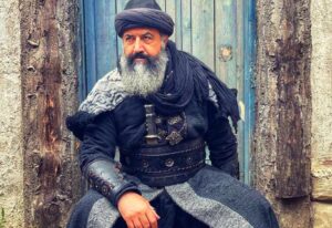 Mehmet Özgür Instagram - VEDA GÜNÜ…
 Ebu Ali Kıvamuddin Hasan bin Ali bin İshak et-Tûsî yani kısaca Nizâmülmülk olarak başlayan serüvenim, daha evvelinde tamamlanmış olsa da veda için hikayenin tamama  ermesi ile nihayet buldu,çok şükür bin şükür♥️ Siyasetnamenin babası,tarihin yıkılmaz kalesi umarım şanına yakışmıştır gayretimiz,
emeğimiz,senden çok şey öğrendim,çok imtina gösterdim sana yakışanı oynamak için,çok ter döktüm,çok sabır gösterdim, bir kusurumuz olmuş ise hakkını helal et…
 Öncelikle gösterdikleri sabır ve fedakarlık için yol arkadaşım canım eşim @sfnzozgur ve canım oğlum @arhan.ozgur0 teşekkür ediyorum,siz olmadan asla♥️
 Menajerden öte kardeşlerim yoldaşlarım @caglalistt ve @kirazinannesi iyi ki varsınız aklınızdan kalbinizden öpüyorum🤍yolumuz güzelliklere çıksın hep.
 kamera önünde ve arkasındaki tüm sanat emekçilerine,havasına suyuna, taşına toprağına,çamuruna,hamuruna,
sımsıkı sarılana,geçerken uğrayana,kesenlere küsenlere,boyayıp dökenlere,biçip dikenlere,çekenlere çakanlara,mütevazılara, kibirlilere, ayinesi iş olanlara,işi düş olanlara,
yeniden dünya kuranlara,dünyayı unutanlara,uçanlara,
kaçanlara,
uçuranlara,yazanlara,bozanlara,aşk ile meşk ile dost olanlara,atlara,otlara,
kuşlara,
dostlarıma,
Dostlarıma,  DOSTLARIMA…Bizi bir kıldığı için en çok @arducbrs kardeşime,
Bir olduklarım
@korel_cezayirli  @kutaysungar @onuraycelik @b.safak 
@emrbult @feritkaya21 @uygarozcelik  sarpablo11
@firattopkorur 
@erdinc_gulener @bbarisbagci @sinan_tuzcu1 @umutkaradagofficial  @ozgurcev @yasarertemm 
@aysegul_unsal @fankipanki 
@kayrazabci @esilaumut07 @oykugurman @esrakizildogan ,Şahin Abi
ve serüvenden erken ayrılan daha nice DOSTUMA,
Ekranları başında bizleri izleyen,sabır gösteren,beğenileri ile bizleri yücelten çok kıymetli izleyicilerimize, @trt1 Genel Müdürlüğüne, kıymetli yöneticilerine ve çalışanlarına, @akli.film emekçilerine,yönetmenimiz @sedatinci ve dahi tüm departmanlarda emek veren ismini yazamadığım tüm emekçi kardeşlerime hakkımı son zerresine kadar helal ediyorum,sizlerde hakkınızı helal edin,gönül dolusu teşekkürlerimle. 
Başka maceralarda görüşmek üzere,kalın sağlıcakla ♥️