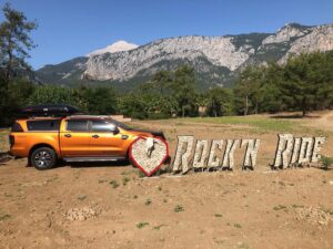Mehmet Özgür Instagram - #Repost @ozguraile with @get_repost
・・・
İLK DURAK YENİ KEŞİF👊🏼 Antalya Kemer Kuzdere mahallesinde yaklaşık otuz dönümlük bir alan, @rocknride_ motocross eğitim pisti,sahibi Burak gönlü ve aklı güzel bir adam,Emin ve Yusuf la birlikte sağlam bir ekip hepsi kafa çocuklar,karavan kampına açık,hem kamp atıp hem motor binelim derseniz adres burası,olmadı atv ya da buggy kullanır mis gibi orman havası alırsınız,mutfak,duş,elektrik ve su imkanı var,denize 10 dk, isterseniz suttle da var🤗gerisi artık keyif😘 #caravan #camping #motocross #motocrosstraining #turkey #antalya #kemer #kuzdere #kuzderekanyonu #ikizkayalar #olimpos #kamp #karavan #adria #aydoskaravan @rocknride_ @sfnzozgur @07basararhan07 @mhmtozgur @adria.turkiye @adriaglamping @adriamobil